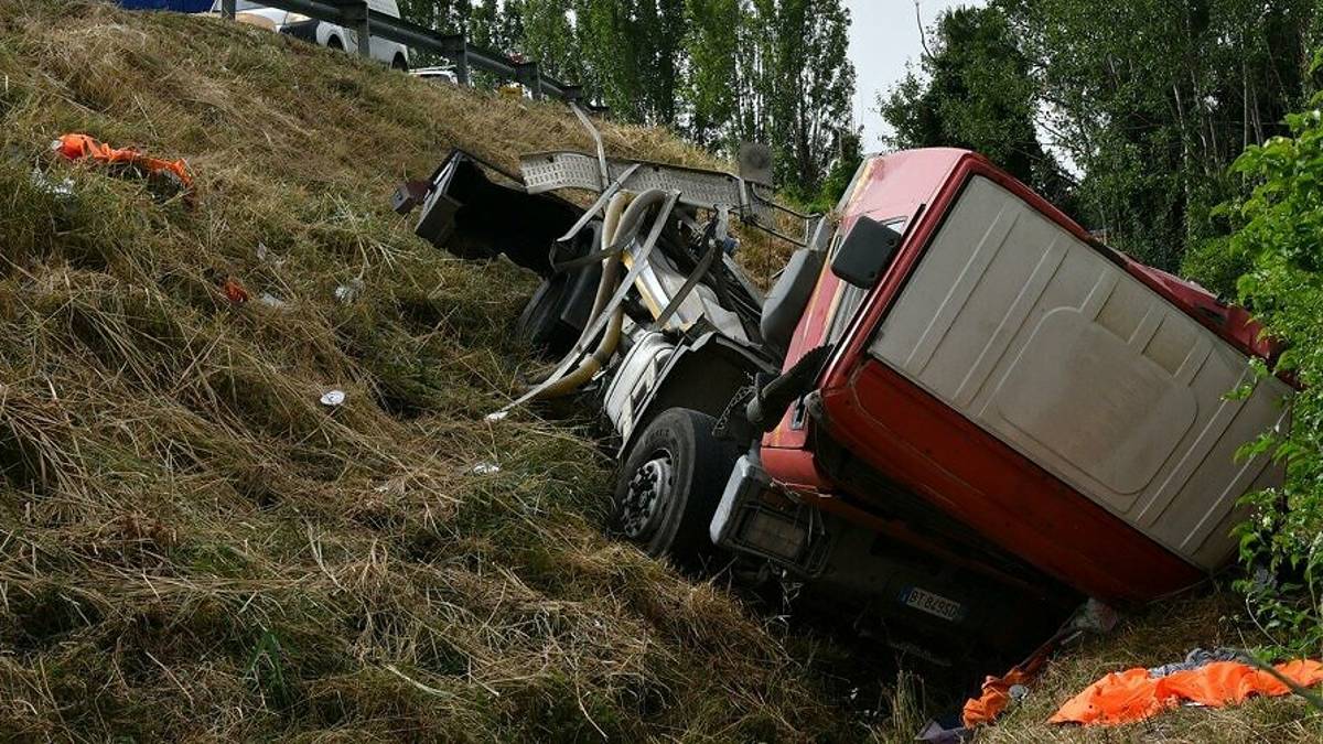 Forlì, camionista nel fosso nei pressi del casello