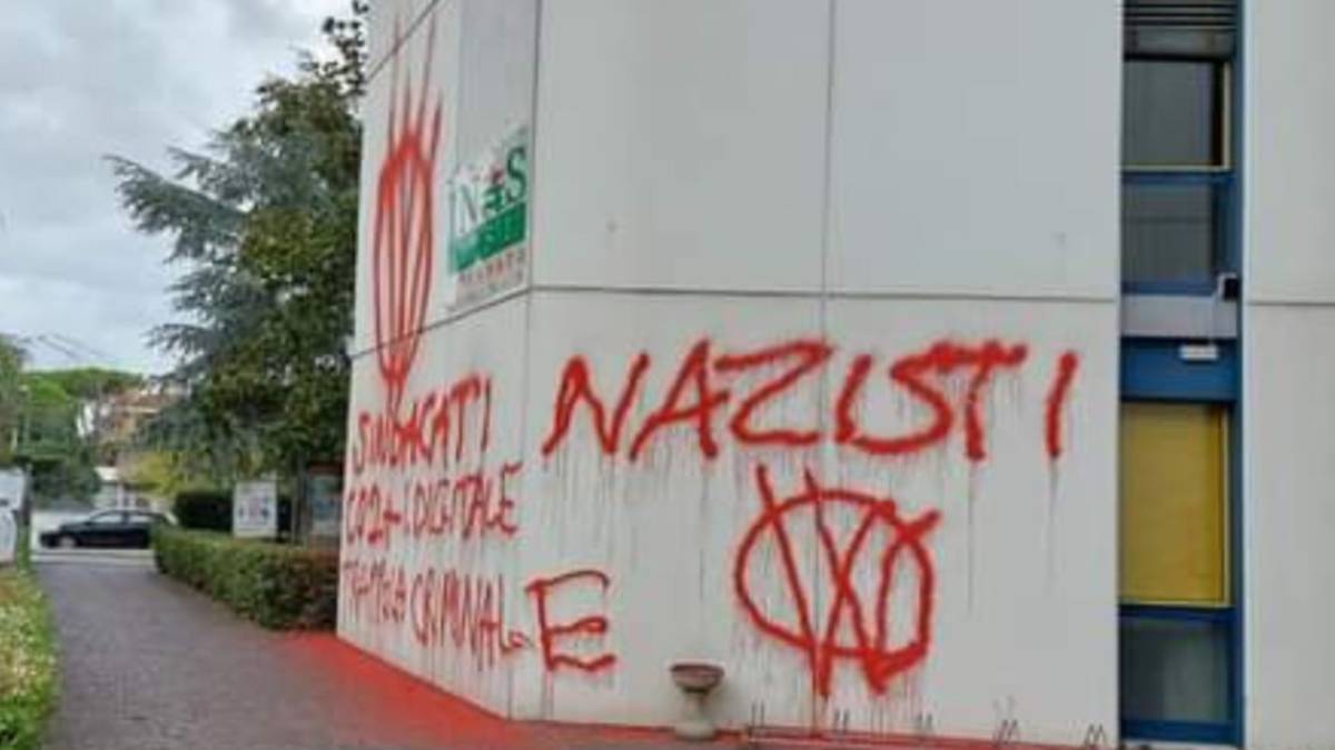 Rimini, no vax imbrattano le sedi Cgil e Cisl
