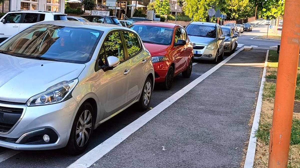 Le auto in sosta fuori dagli stalli