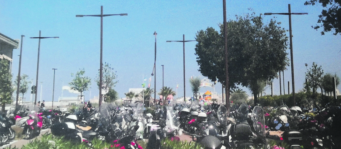 Rimini, scooter ovunque in via notti di Cabiria