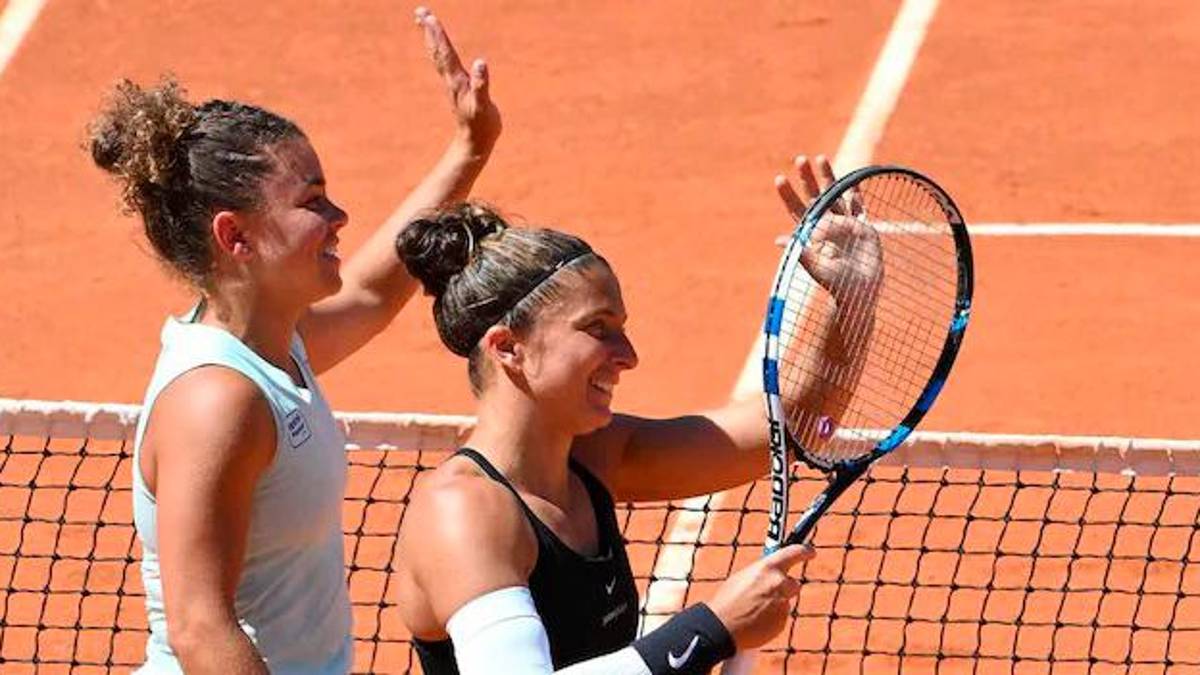 Jasmine Paolini e Sara Errani ricevano gli applausi del Foro Italico