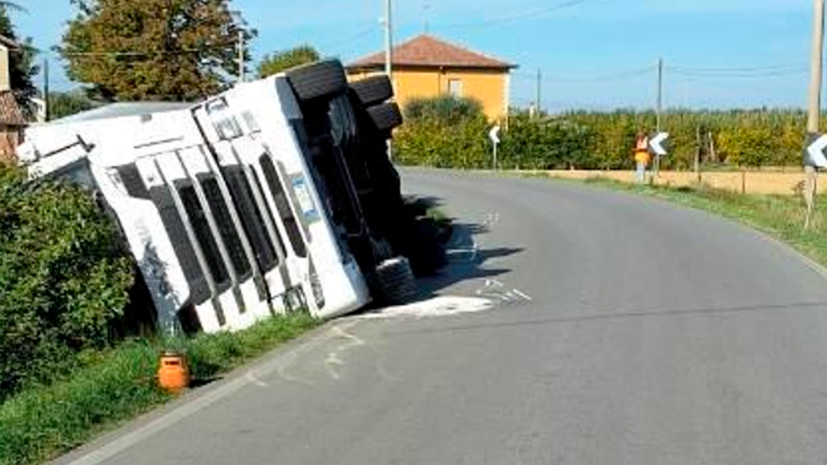 Cesena, incidente: si ribalta con l’autocarro, intervengono i Vigili del Fuoco