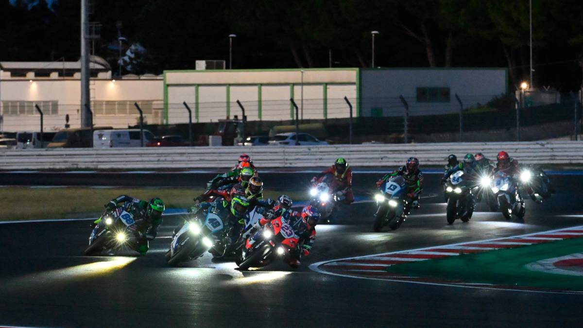 La gara della Supersport notturna nella seconda tappa del 2026 a Misano
