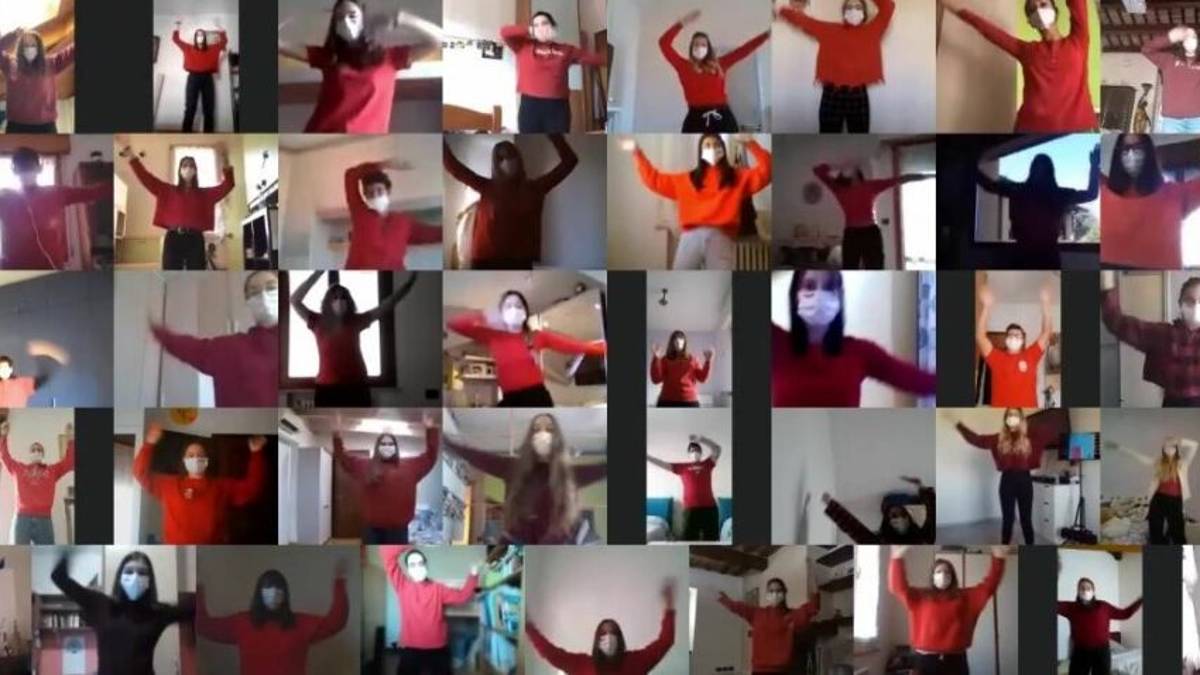 Contro la violenza sulle donne flash mob al Liceo Righi di Cesena