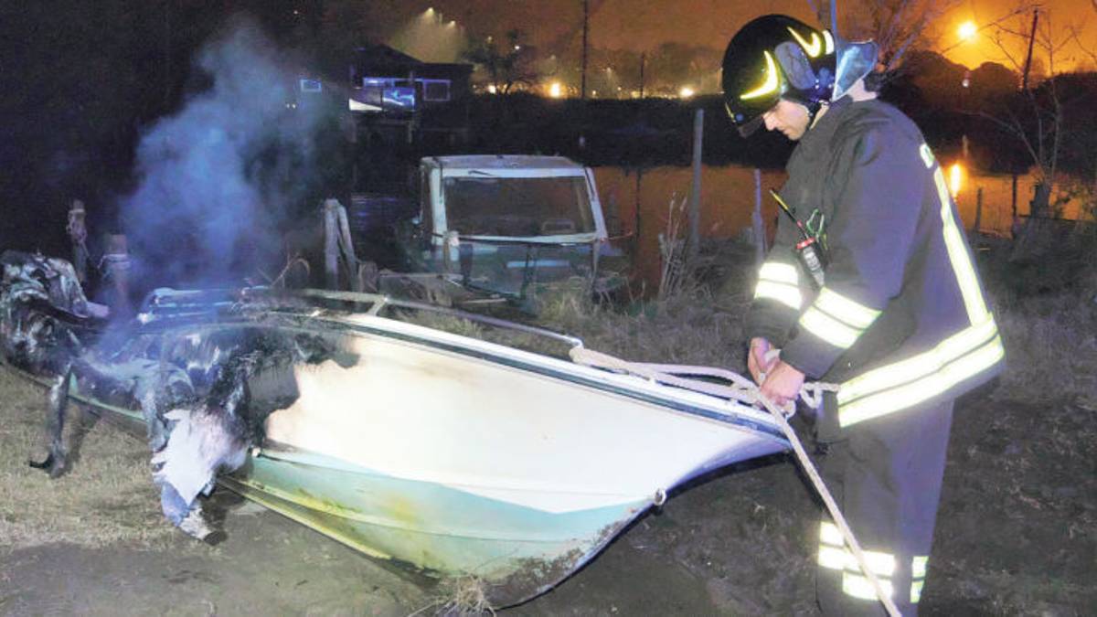 Ravenna. Incendio doloso di una barca nella valle