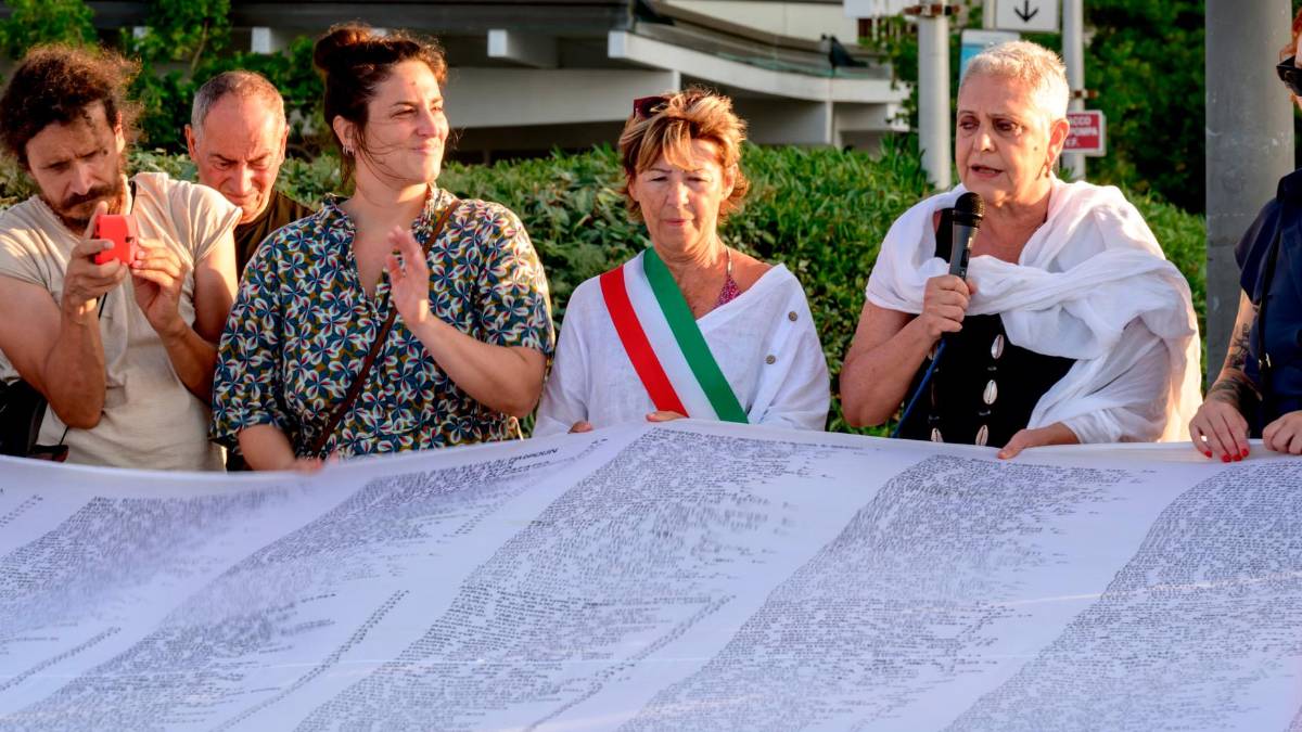 La sindaca Angelini con la fascia tricolore lo scorso 11 luglio all’iniziativa “Un Sudario per i bambini di Gaza”