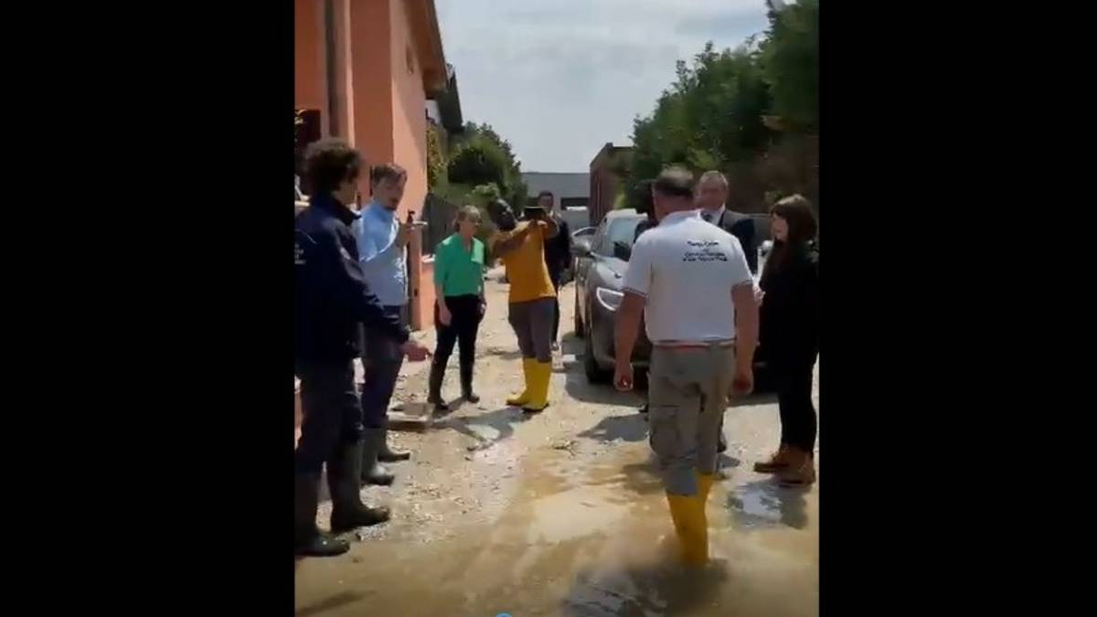 Giorgia Meloni a sorpresa tra i cittadini di Ghibullo: Non è il momento delle passerelle, sono commossa VIDEO