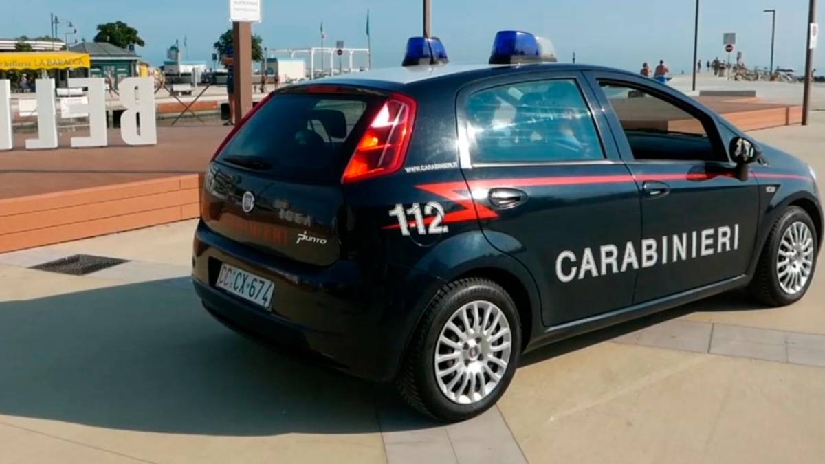 Bellaria, è ai domiciliari e spintona i Carabinieri durante un controllo: 52enne in carcere