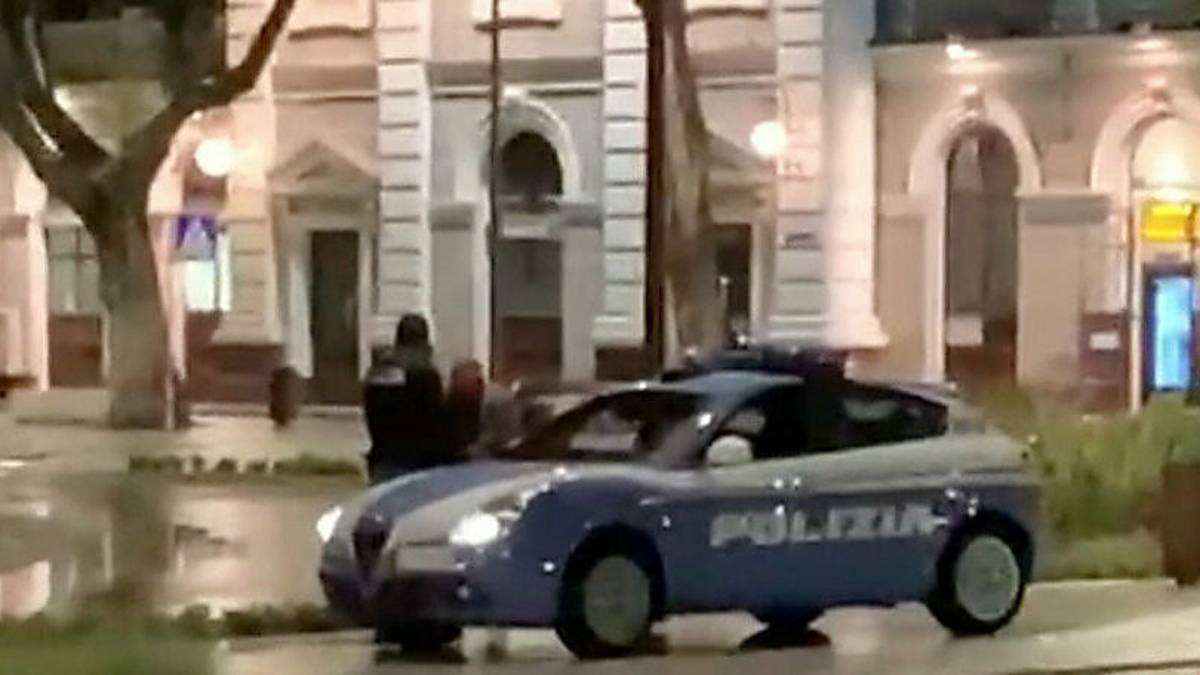 Rimini, l'incubo di Piazzale Battisti: Ubriachi, risse e malviventi, tutte le notti è così