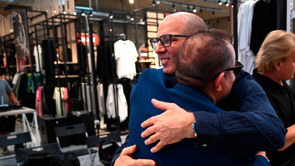 Il presidente Gianfranco Cappelli abbraccia il tecnico Nicola Campedelli nel giorno della presentazione alla stampa (Blaco)