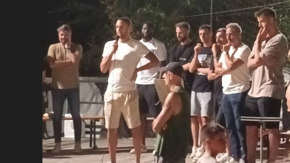 Calcio C, i giocatori del Cesena, Toscano e l'assessora Labruzzo alla festa degli ultras ricordando i giorni dell'alluvione