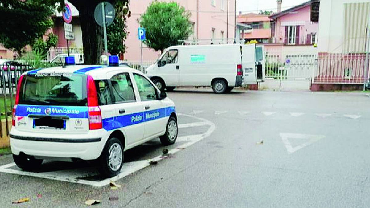 Rimini, auto in sosta sulle strisce. Ma è quella della Municipale