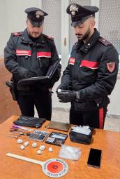 Gatteo, la sua compagna chiama i Carabinieri per una lite in casa e lo scoprono con la cocaina da spacciare: 28enne arrestato
