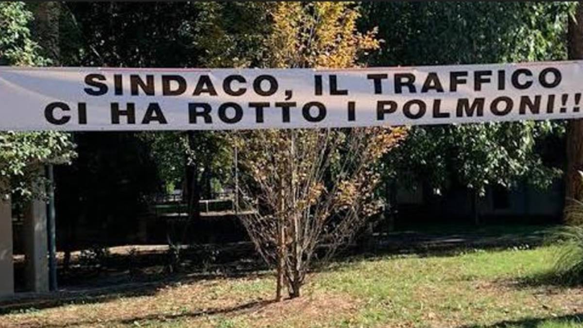 Ravenna, traffico in via Mattei: residenti multati per gli striscioni