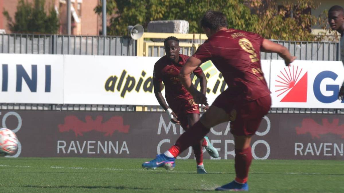 Simone Rabbi realizza su rigore il gol del definitivo 2-0 (foto Massimo Fiorentini)