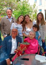 Cesena, l’Alzheimer cambia la vita ma non l’amore: nozze d’oro speciali per Washington e Derna VIDEO
