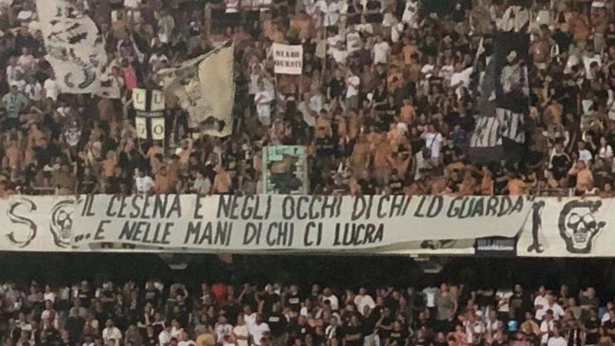 Cesena, striscione in curva Mare contro il caro-prezzi al Manuzzi