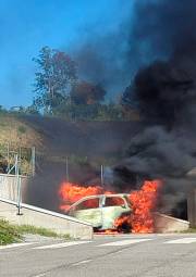 Cesena, scoppia la batteria: auto elettrica in fiamme a Borello