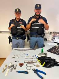 Imola, catturati ladri di abitazione: recuperati orologi, anelli, bracciali, collane e orecchini