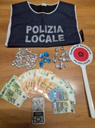 Cesenatico, scoperto mentre spaccia cocaina al bar: 30enne arrestato