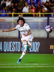 Antonio Fiori calcia appena alto dal limite dell’area nel match in casa della Juve Stabia (Rega)