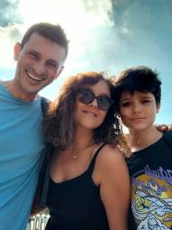 Mattia Ahmet insieme al papà, lo chef misanese Andrea Minguzzi e alla mamma, la violoncellista turca Yasemin Akincilar