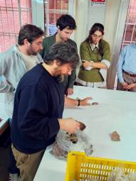 Il prof. Enrico Cirelli e gli studenti al lavoro nel deposito archeologico.