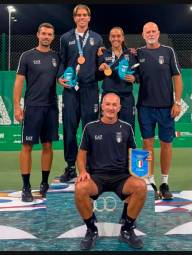 Alberto Casadei (in basso) capitano della squadra italiana di tennis ai Giochi del Mediterraneo con i giocatori azzurri