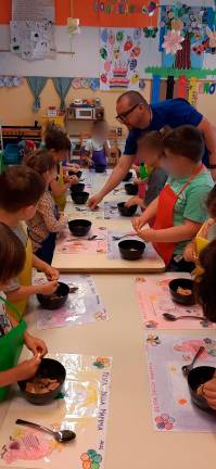 Forlì, “la generosità del pasticciere Davide ha fatto felici i nostri bambini”: il grazie delle scuole dell’infanzia dopo il laboratorio
