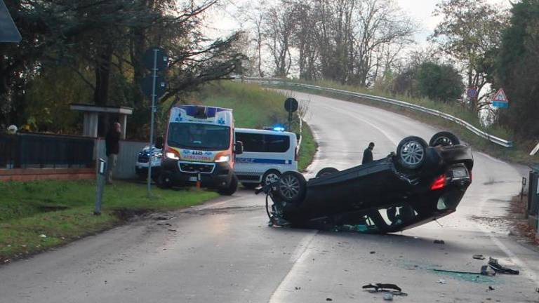 Cesena, pneumatici usurati: sbanda e si ribalta con l’auto, 29enne miracolato e illeso