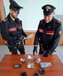 Mercato Saraceno, lui nascondeva l’eroina negli slip, lei la cocaina nel reggiseno: arrestata la coppia dello spaccio