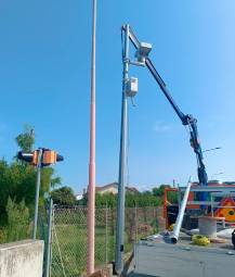 Montaggio del nuovo dispositivo di controllo della velocità in via Cervese