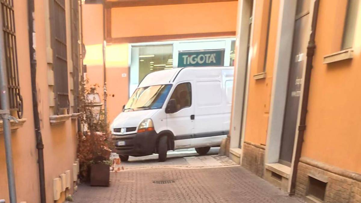 Il furgone proveniente da corso Sozzi in entrata in vicolo Masini