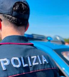 Rimini, aggredisce la barista per portare via il fondo cassa: arrestato dopo un inseguimento