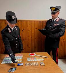La droga e il denaro sequestrati dai Carabinieri