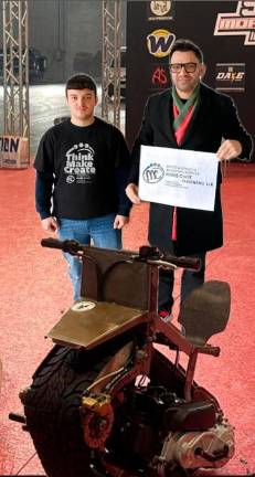 Giacomo Casanova col suo prototipo monoruota al Motor Bike Expo a Verona