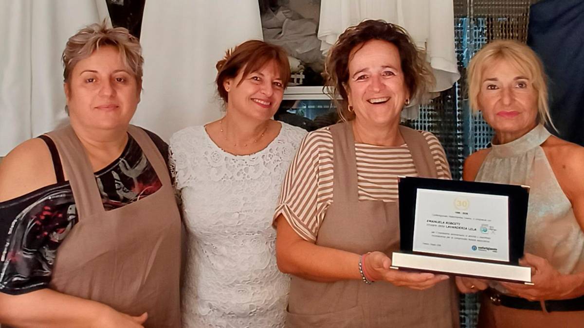 La consegna della targa da parte di Simona Morghenti di Confartigianato a Emanuela Roboiti