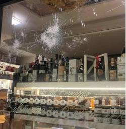 Una delle vetrine danneggiate