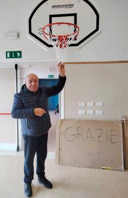 Fabrizio Rappini con i nuovi canestri