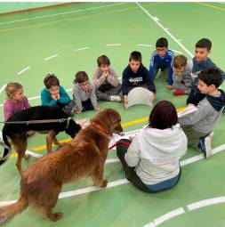 Anche iniziative di pet therapy per i giovani allievi della Livio Neri