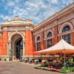 I cassonetti delle isole ecologiche interrate davanti al Mercato Coperto