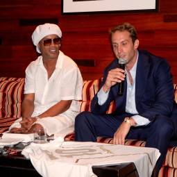 Ronaldinho con il presidente Ignazio Cipriani