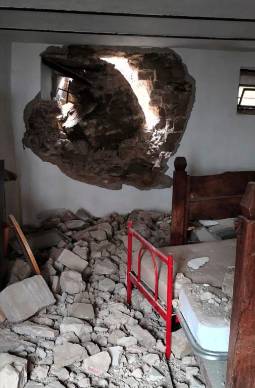 La parete dell’ostello sfondata dal grosso masso