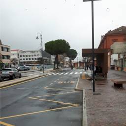Torna anche la corsia preferenziale per i bus davanti alla stazione
