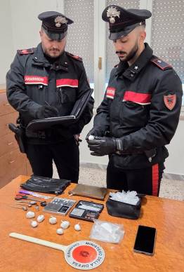 Gatteo, la sua compagna chiama i Carabinieri per una lite in casa e lo scoprono con la cocaina da spacciare: 28enne arrestato
