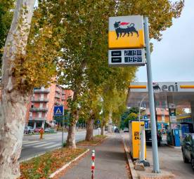 Il distributore di Eni in viale Marconi