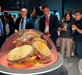 Michele De Pascale, Presidente della Regione Emila-Romanga, all’Expo 2025 di Osaka davanti all’opera pneumOS – La Conoscenza dell’Aria è Open Source