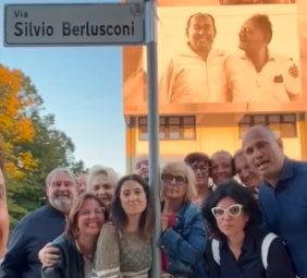 Bellaria, “tanti auguri”: l’omaggio di Forza Italia in via Berlusconi VIDEO