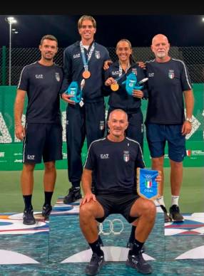 Alberto Casadei (in basso) capitano della squadra italiana di tennis ai Giochi del Mediterraneo con i giocatori azzurri