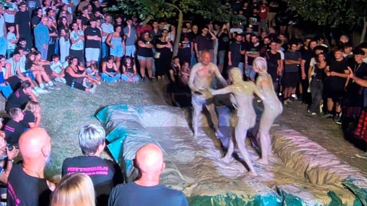 Le lottatrici nel fango alla festa (foto dai profili social della festa della Birra Nottambula)